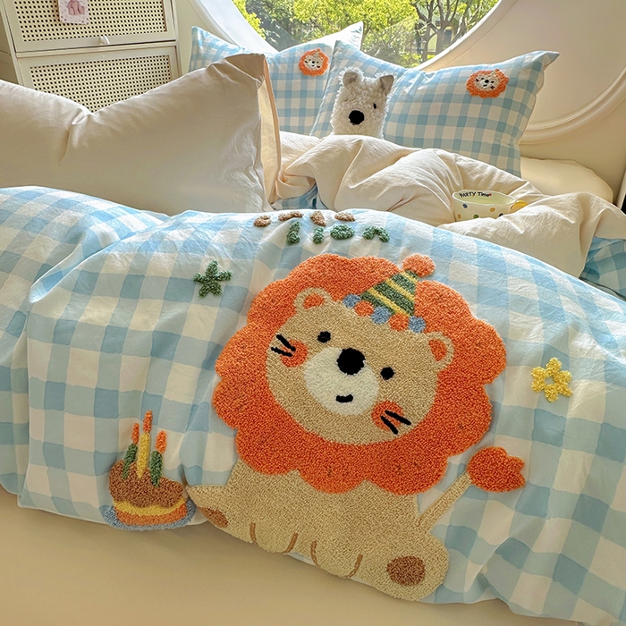 91家纺网 家纺一手货源 找家纺 百寐 2025新款亲肤柔软水洗棉卡通可爱学生季宿舍床三四件套非全棉毛巾绣 蓝格狮子