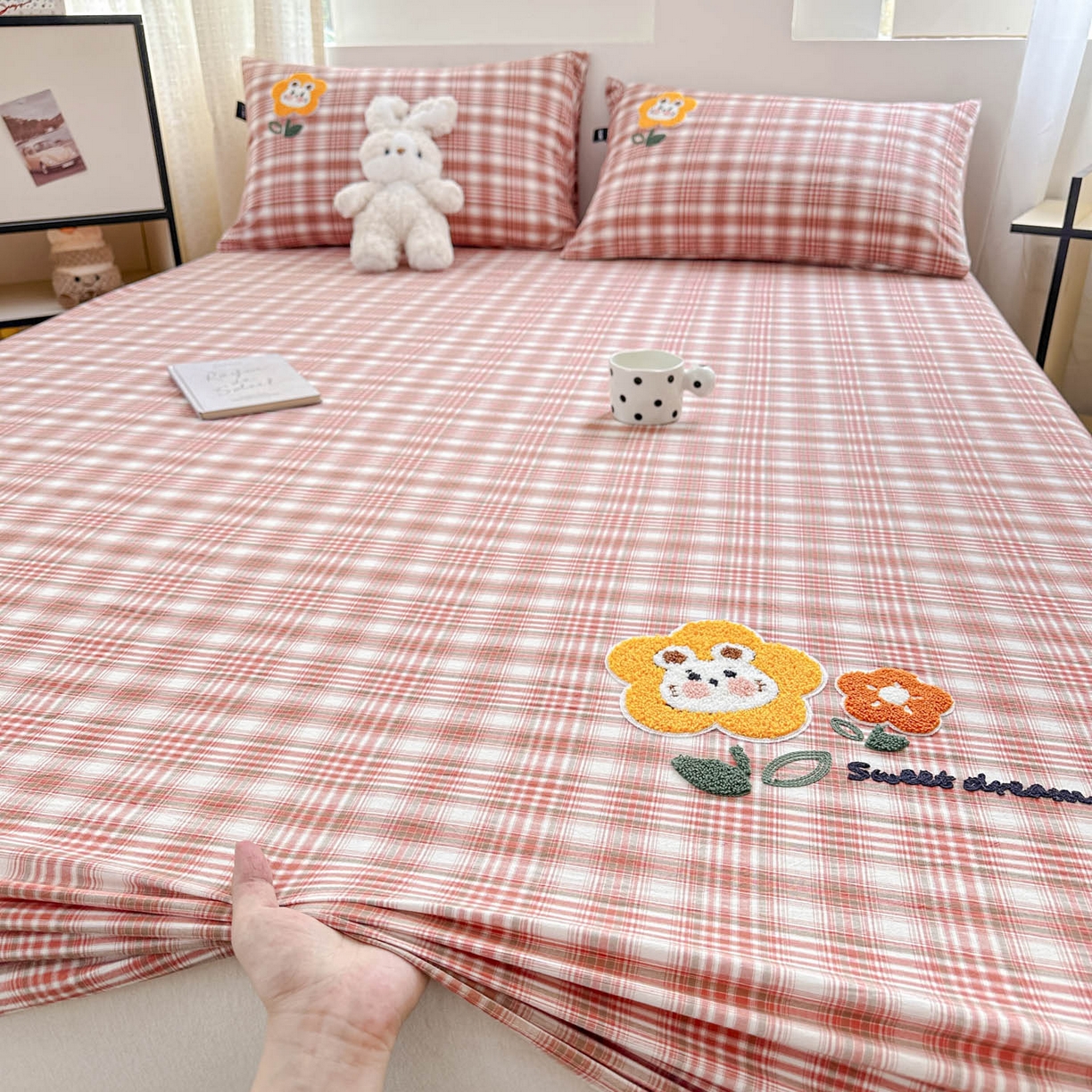 91家纺网 家纺一手货源 找家纺 乐美家纺 2025秋冬新款全棉色织水洗棉床笠三件套系列 兔兔花