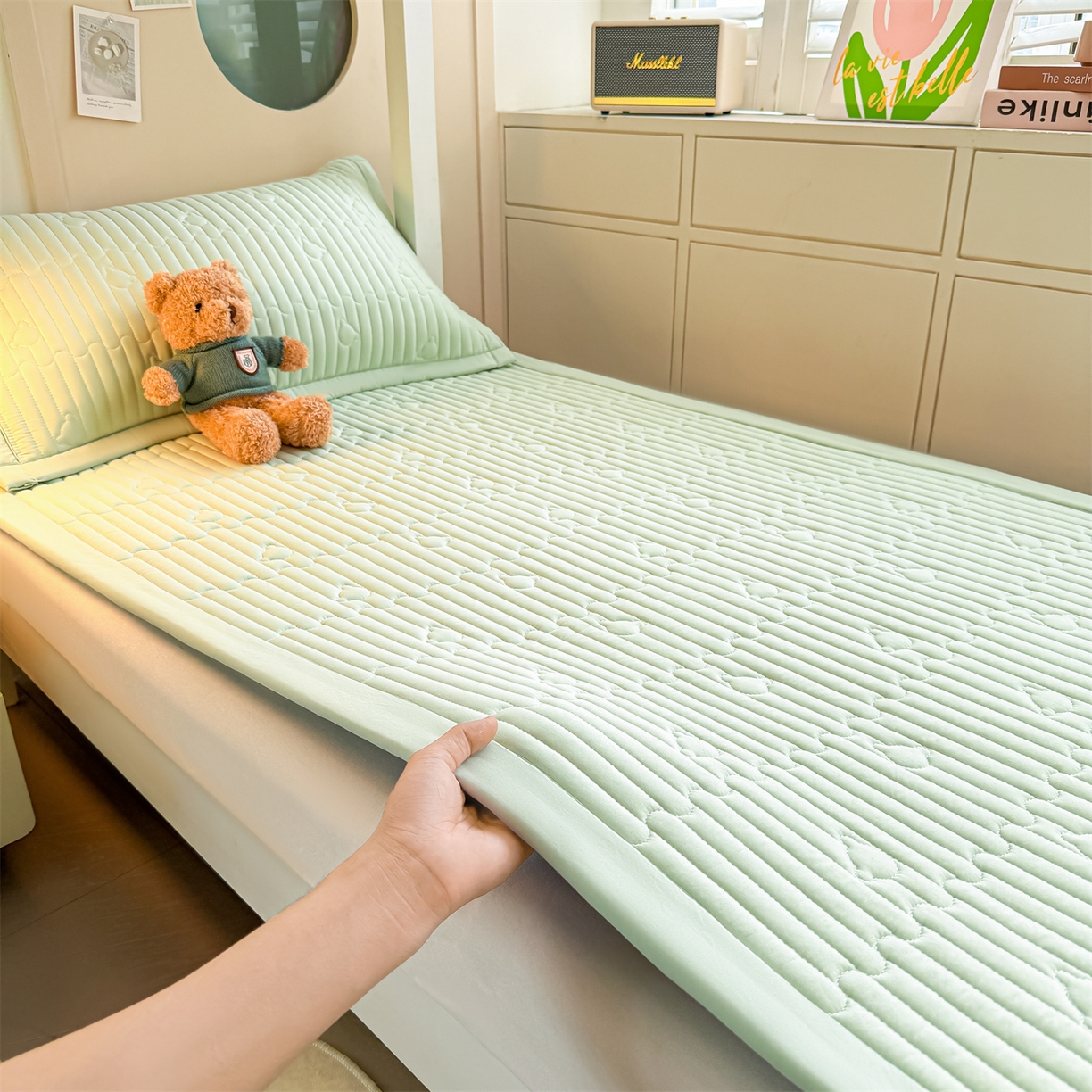 91家纺网 家纺一手货源 找家纺 雯豆家纺 2025新款学生宿舍夹棉床褥薄垫子上下铺床单人床护垫 爱心熊-床褥款清雅绿