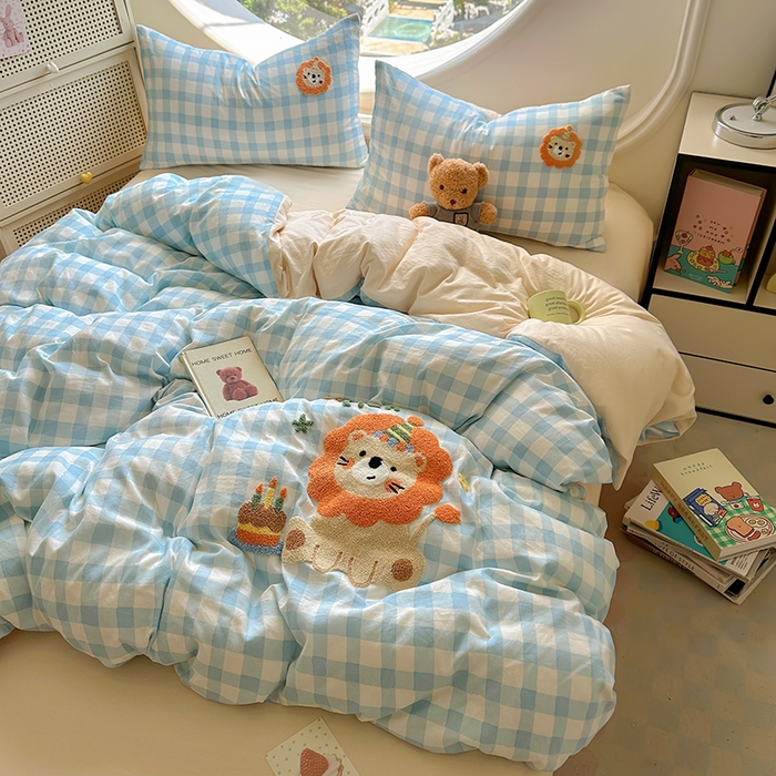 91家纺网 家纺一手货源 找家纺 百寐 2025新款亲肤柔软水洗棉卡通可爱学生季宿舍床三四件套非全棉毛巾绣 蓝格狮子