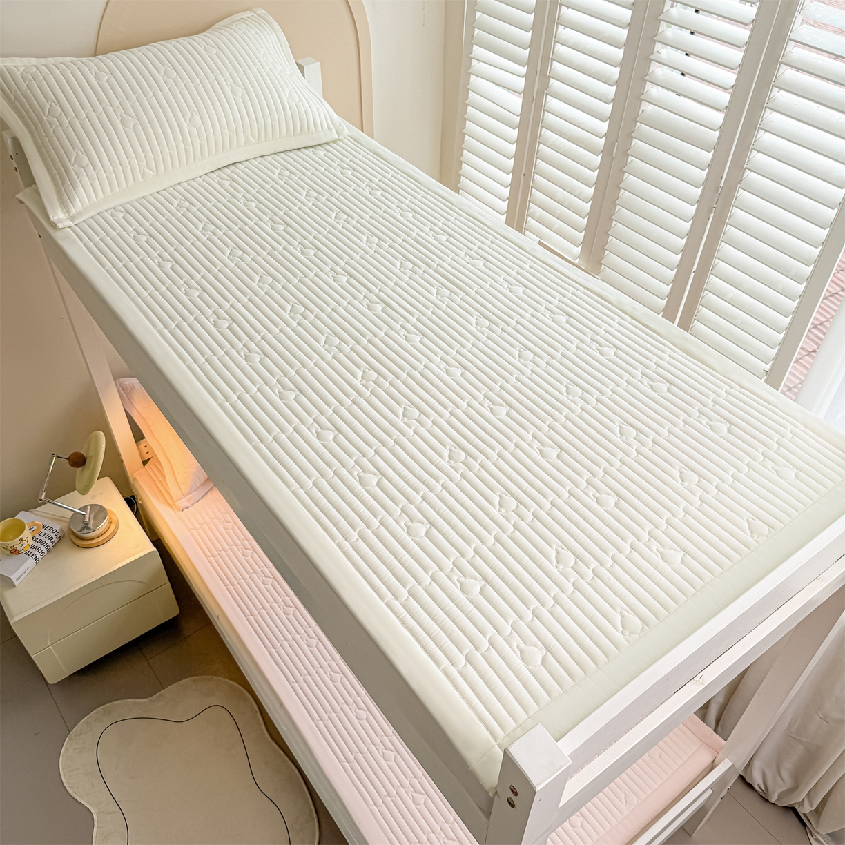 91家纺网 家纺一手货源 找家纺 雯豆家纺 2025新款学生宿舍夹棉床褥薄垫子上下铺床单人床护垫 爱心熊-床褥款密合粉