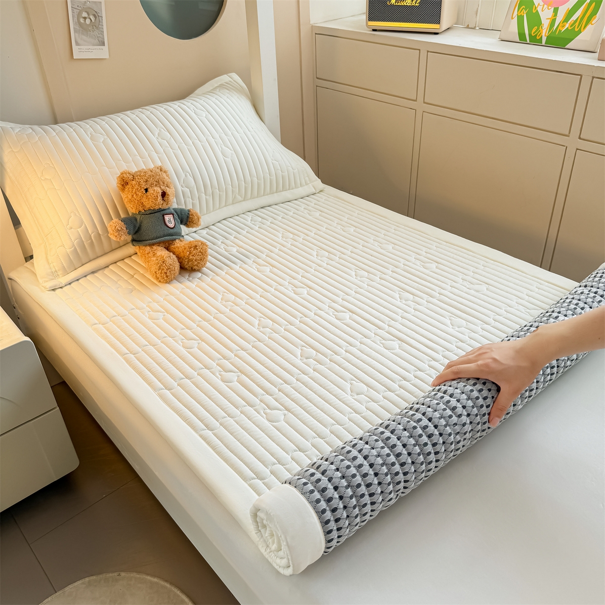 91家纺网 家纺一手货源 找家纺 雯豆家纺 2025新款学生宿舍夹棉床褥薄垫子上下铺床单人床护垫 爱心熊-床褥款月光白