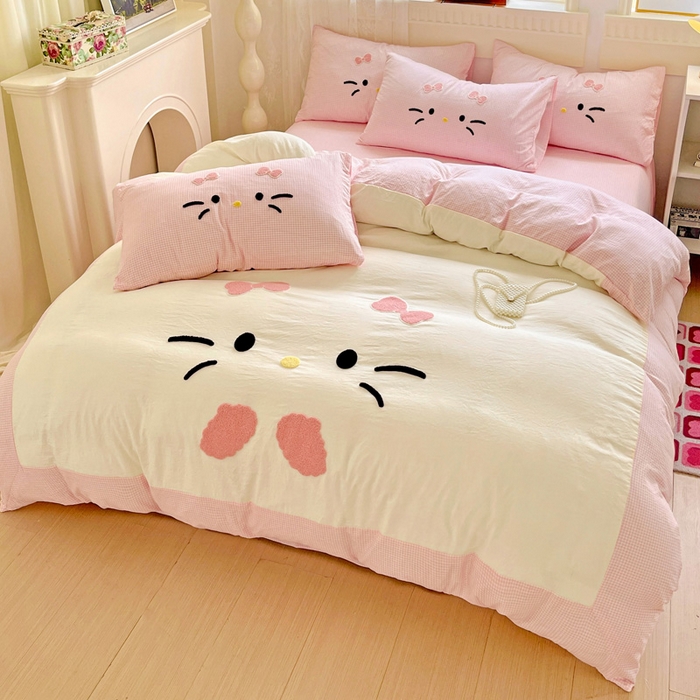 91家纺网 家纺一手货源 找家纺 富米莱（原臻工厂） 2025新款云朵棉水洗棉毛巾绣拼角工艺四件套 快乐猫咪-粉格