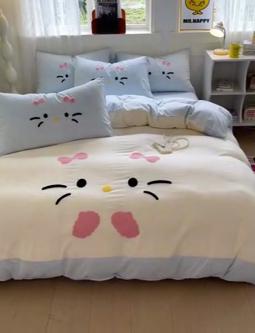 91家纺网 家纺一手货源 找家纺 富米莱（原臻工厂） 2025新款云朵棉水洗棉毛巾绣拼角工艺四件套 快乐猫咪-蓝格