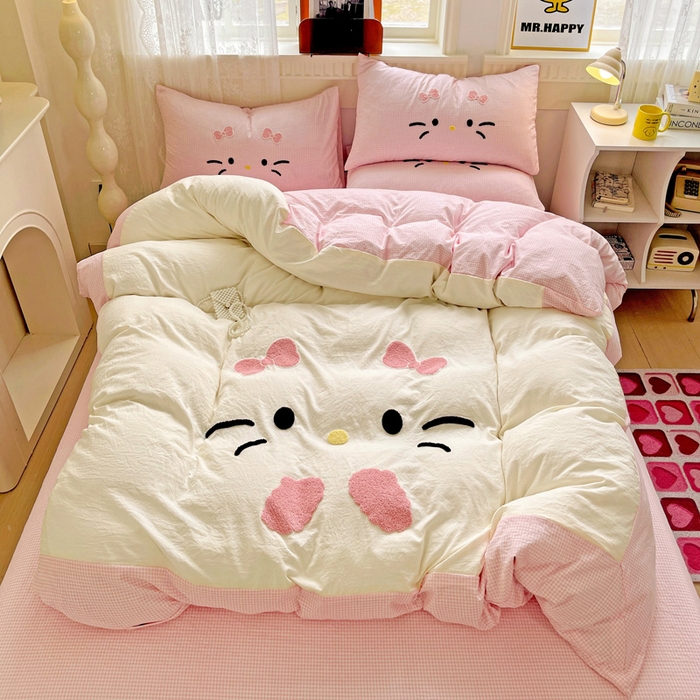 91家纺网 家纺一手货源 找家纺 富米莱（原臻工厂） 2025新款云朵棉水洗棉毛巾绣拼角工艺四件套 快乐猫咪-粉格