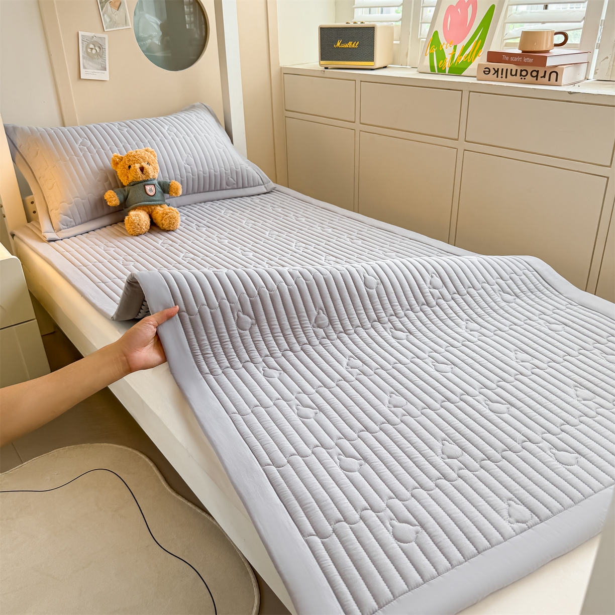 91家纺网 家纺一手货源 找家纺 雯豆家纺 2025新款学生宿舍夹棉床褥薄垫子上下铺床单人床护垫 爱心熊-床褥款暮云灰