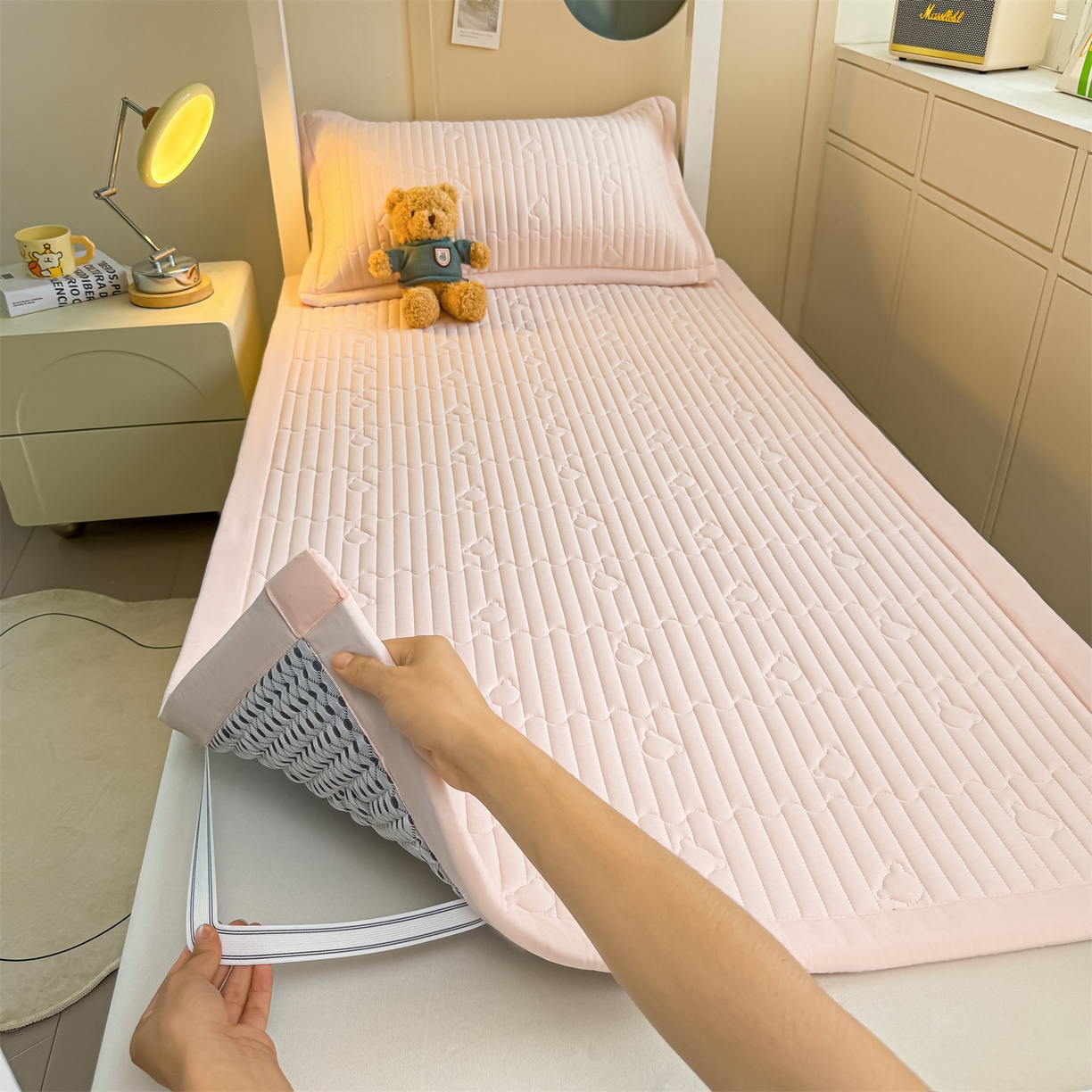 91家纺网 家纺一手货源 找家纺 雯豆家纺 2025新款学生宿舍夹棉床褥薄垫子上下铺床单人床护垫 爱心熊-床褥款密合粉