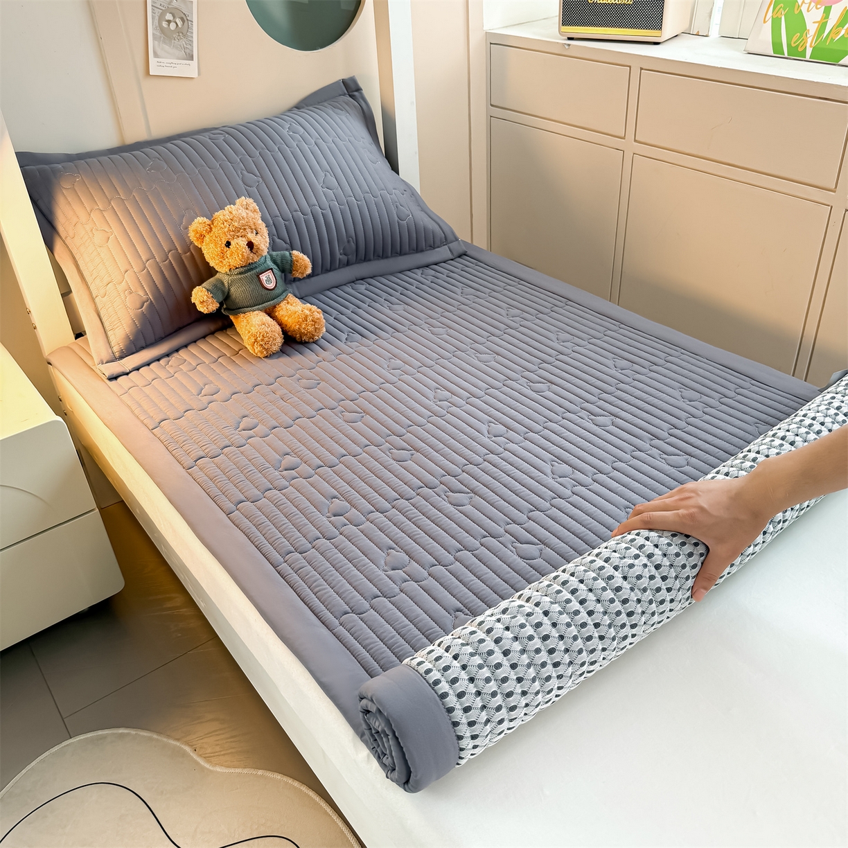 91家纺网 家纺一手货源 找家纺 雯豆家纺 2025新款学生宿舍夹棉床褥薄垫子上下铺床单人床护垫 爱心熊-床褥款深空灰