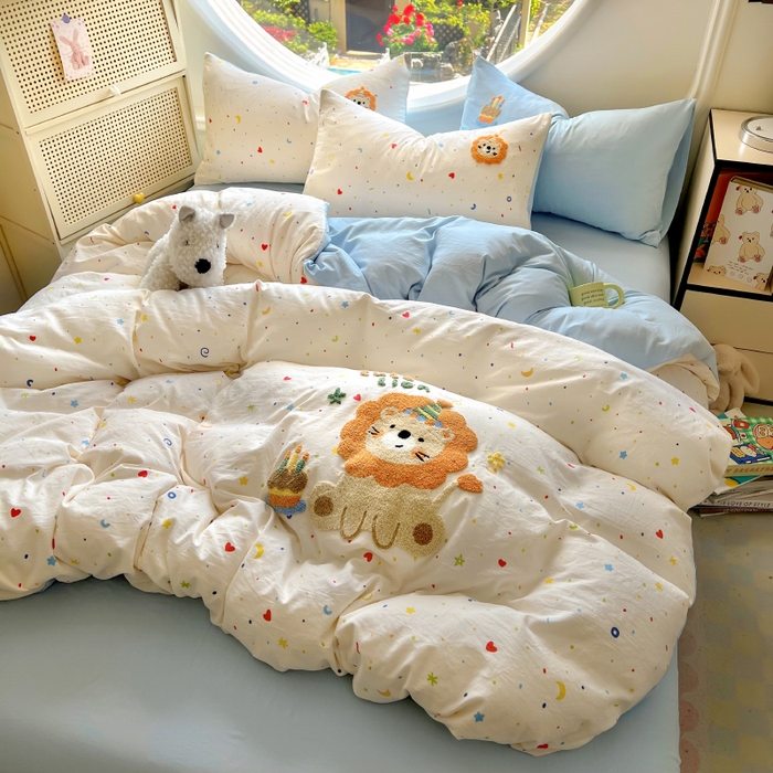 91家纺网 家纺一手货源 找家纺 百寐 2025新款亲肤柔软水洗棉卡通可爱学生季宿舍床三四件套非全棉毛巾绣 星空狮子