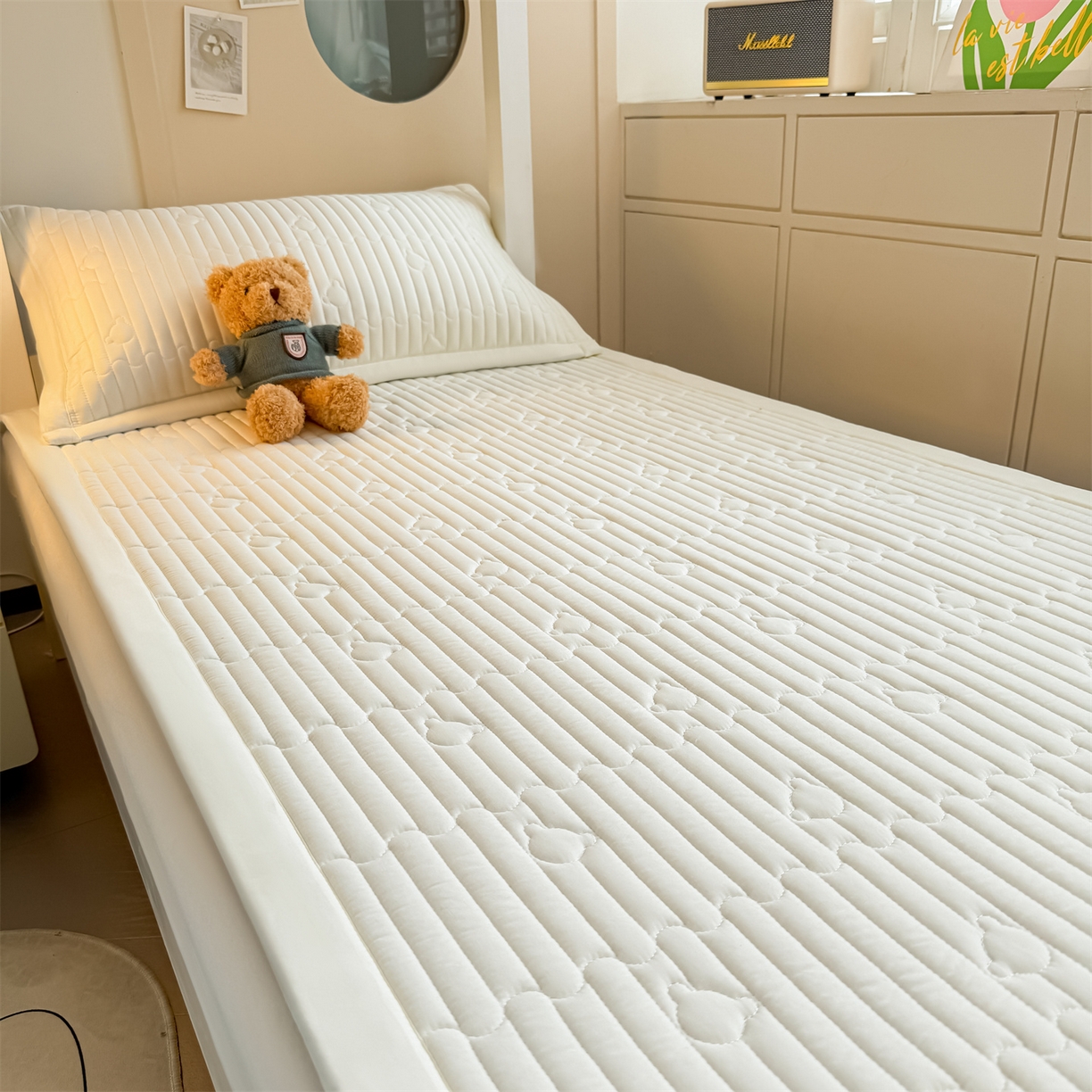 91家纺网 家纺一手货源 找家纺 雯豆家纺 2025新款学生宿舍夹棉床褥薄垫子上下铺床单人床护垫 爱心熊-床褥款月光白