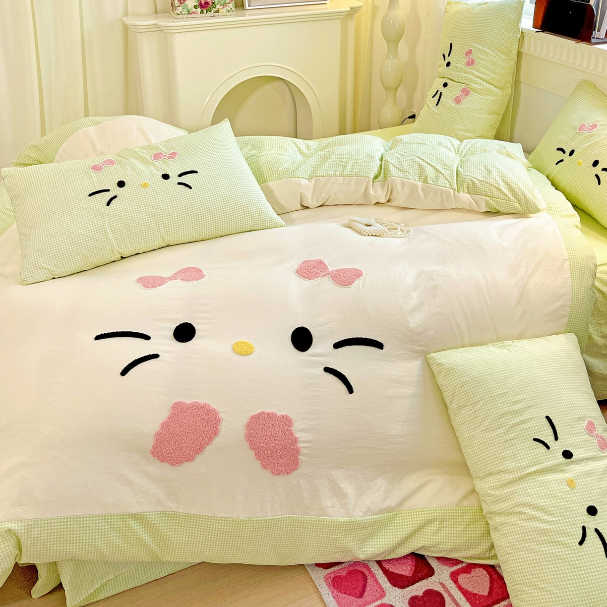 91家纺网 家纺一手货源 找家纺 富米莱（原臻工厂） 2025新款云朵棉水洗棉毛巾绣拼角工艺四件套 快乐猫咪-绿格