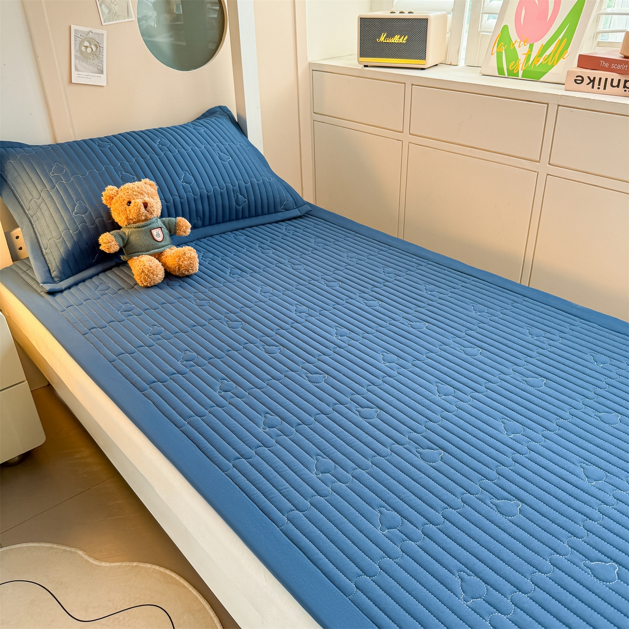 91家纺网 家纺一手货源 找家纺 雯豆家纺 2025新款学生宿舍夹棉床褥薄垫子上下铺床单人床护垫 爱心熊-床褥款黛蓝