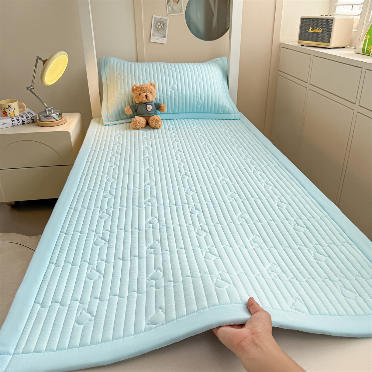 91家纺网 家纺一手货源 找家纺 雯豆家纺 2025新款学生宿舍夹棉床褥薄垫子上下铺床单人床护垫 爱心熊-床褥款淡水蓝