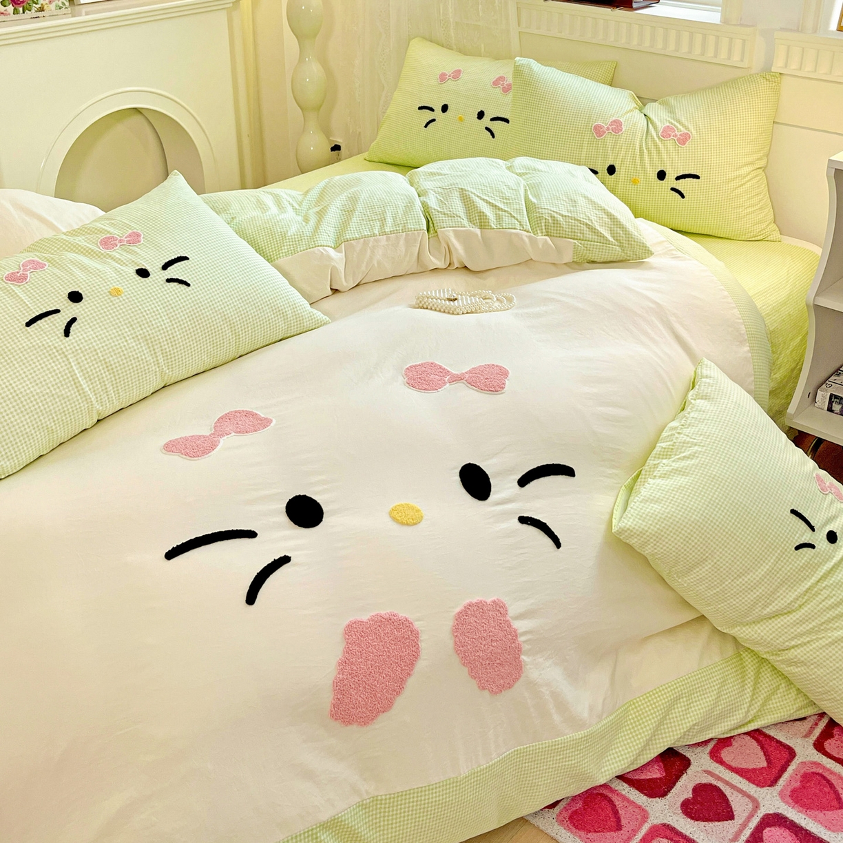 91家纺网 家纺一手货源 找家纺 富米莱（原臻工厂） 2025新款云朵棉水洗棉毛巾绣拼角工艺四件套 快乐猫咪-绿格