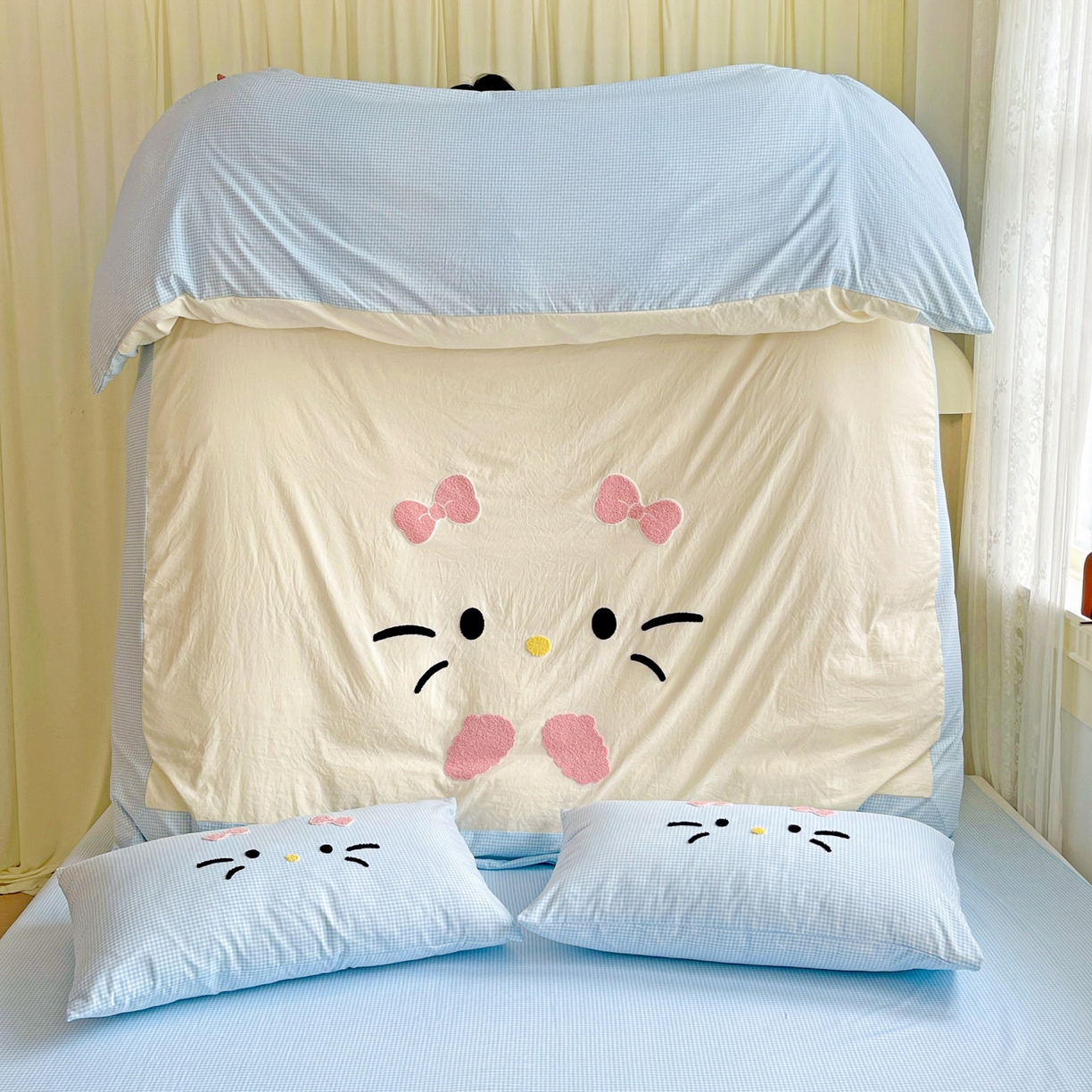 91家纺网 家纺一手货源 找家纺 富米莱（原臻工厂） 2025新款云朵棉水洗棉毛巾绣拼角工艺四件套 快乐猫咪-蓝格