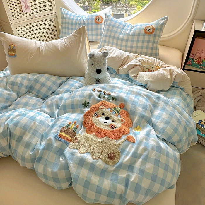 91家纺网 家纺一手货源 找家纺 百寐 2025新款亲肤柔软水洗棉卡通可爱学生季宿舍床三四件套非全棉毛巾绣 蓝格狮子