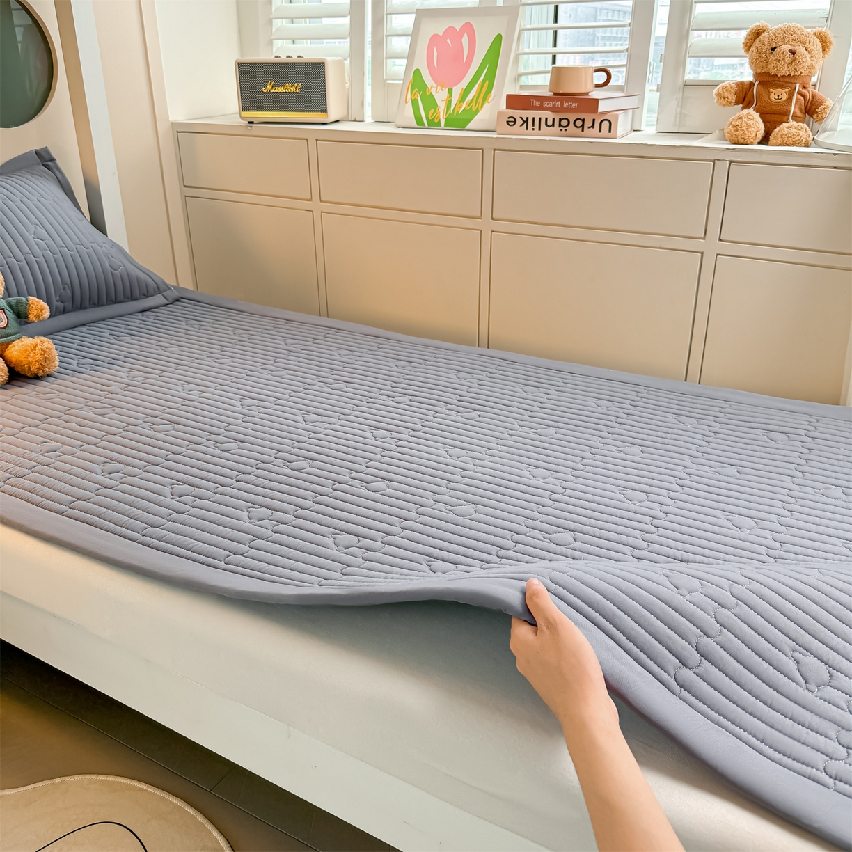 91家纺网 家纺一手货源 找家纺 雯豆家纺 2025新款学生宿舍夹棉床褥薄垫子上下铺床单人床护垫 爱心熊-床褥款深空灰