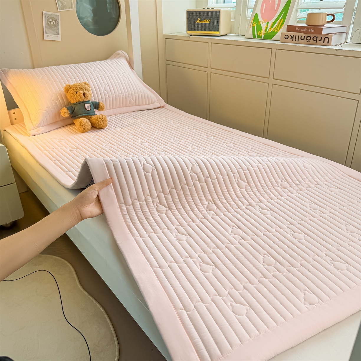 91家纺网 家纺一手货源 找家纺 雯豆家纺 2025新款学生宿舍夹棉床褥薄垫子上下铺床单人床护垫 爱心熊-床褥款密合粉