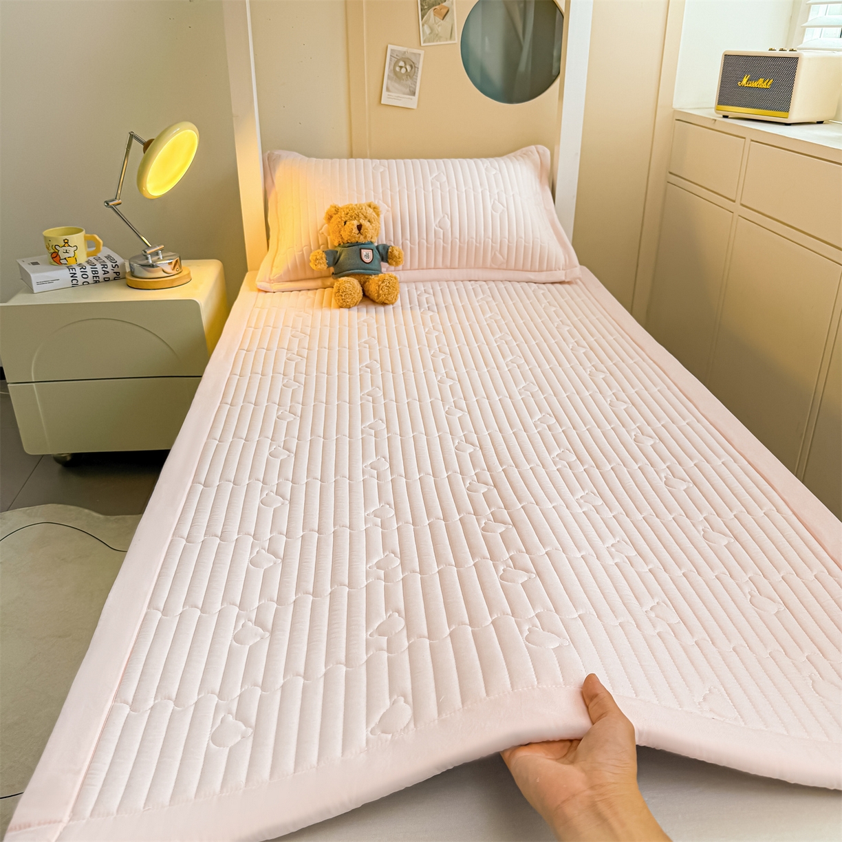 91家纺网 家纺一手货源 找家纺 雯豆家纺 2025新款学生宿舍夹棉床褥薄垫子上下铺床单人床护垫 爱心熊-床褥款密合粉
