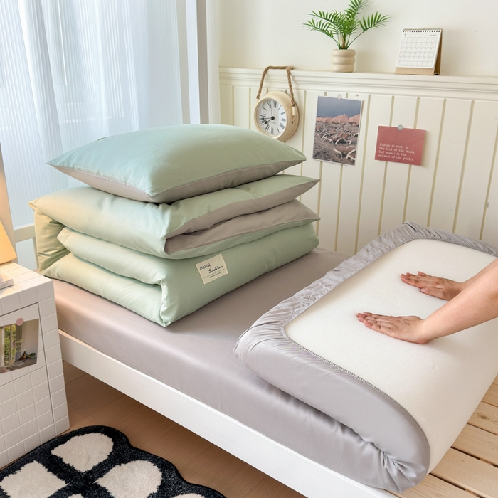 91家纺网 家纺一手货源 找家纺 曼之夏 2025新款全棉拼色纯色宿舍学生三件套 浅绿+米灰