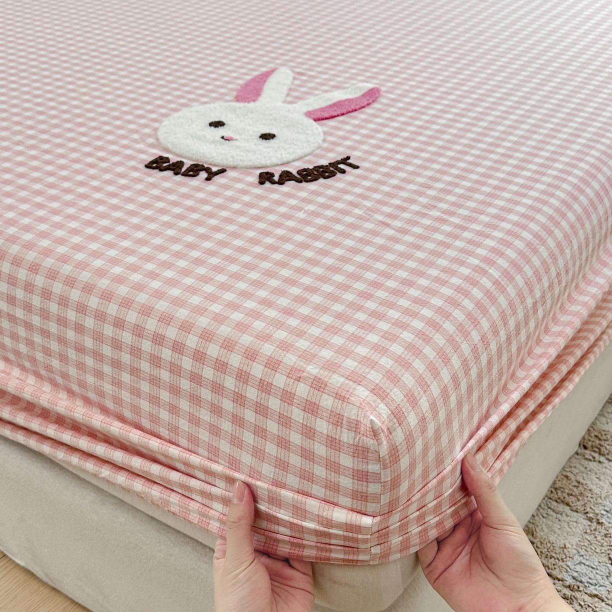 91家纺网 家纺一手货源 找家纺 乐美家纺 2025秋冬新款全棉色织水洗棉床笠三件套系列 甜甜兔