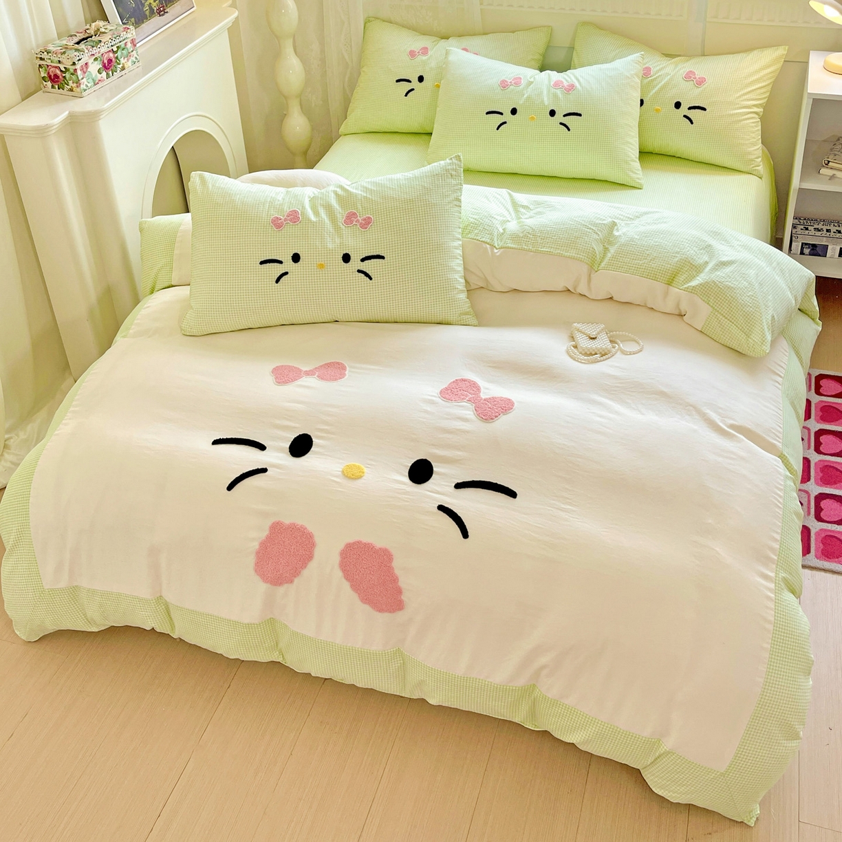 91家纺网 家纺一手货源 找家纺 富米莱（原臻工厂） 2025新款云朵棉水洗棉毛巾绣拼角工艺四件套 快乐猫咪-绿格