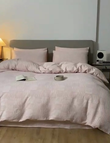 91家纺网 家纺一手货源 找家纺 乐美家纺 2025秋冬新款三层纱大提花系列四件套 梦境之翼-粉