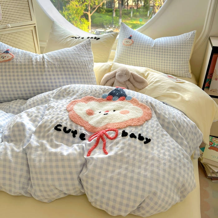 91家纺网 家纺一手货源 找家纺 百寐 2025新款亲肤柔软水洗棉卡通可爱学生季宿舍床三四件套非全棉毛巾绣 蓝格云朵