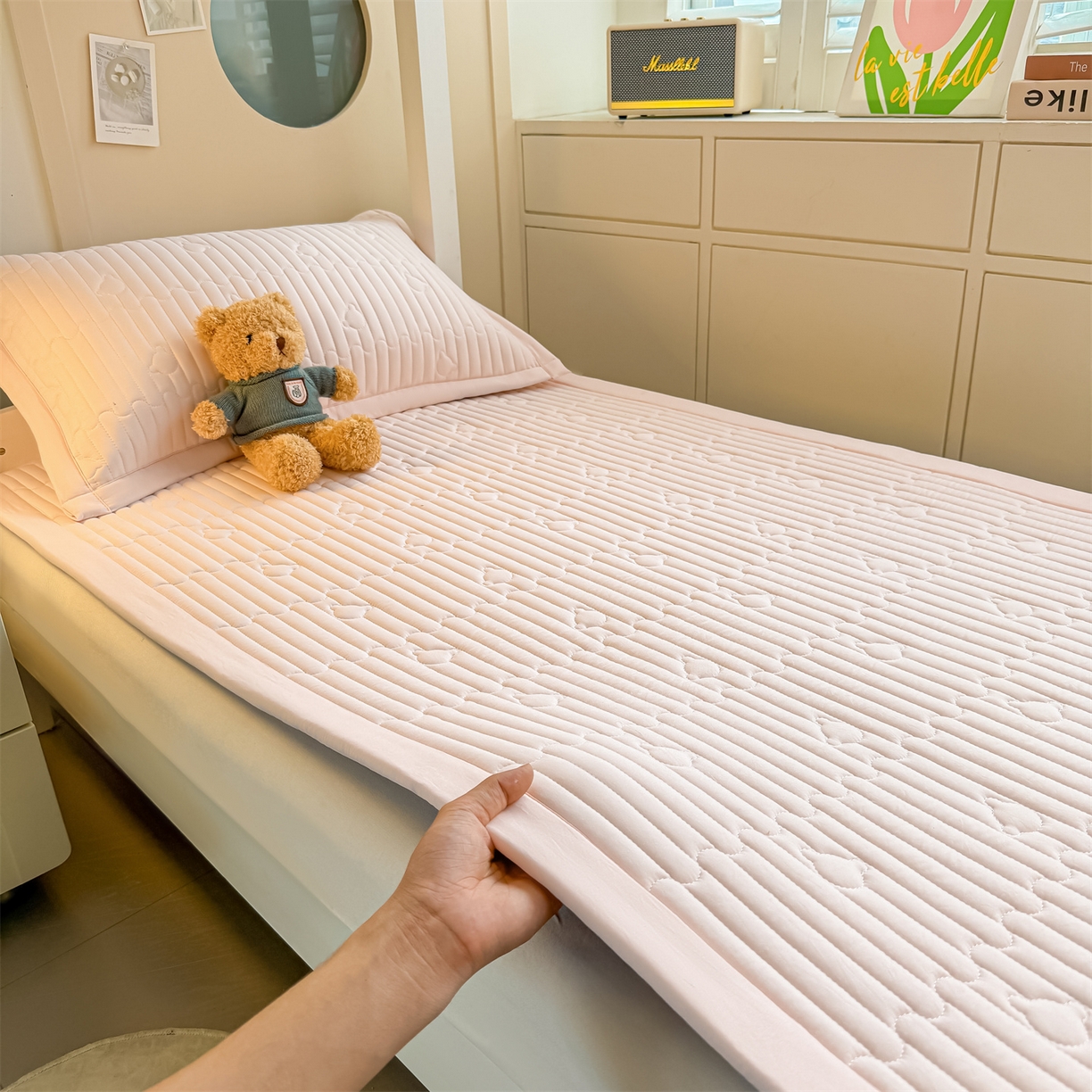 91家纺网 家纺一手货源 找家纺 雯豆家纺 2025新款学生宿舍夹棉床褥薄垫子上下铺床单人床护垫 爱心熊-床褥款密合粉