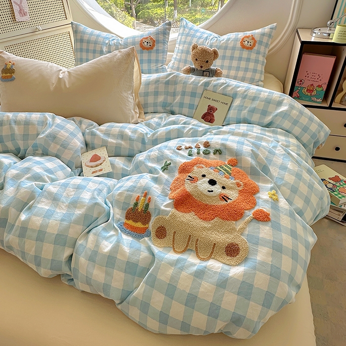 91家纺网 家纺一手货源 找家纺 百寐 2025新款亲肤柔软水洗棉卡通可爱学生季宿舍床三四件套非全棉毛巾绣 蓝格狮子