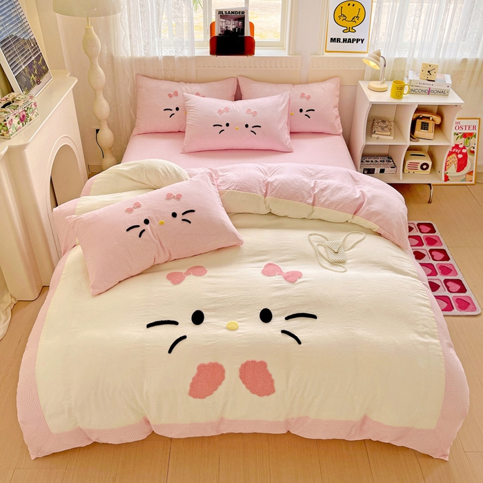 91家纺网 家纺一手货源 找家纺 富米莱（原臻工厂） 2025新款云朵棉水洗棉毛巾绣拼角工艺四件套 快乐猫咪-粉格