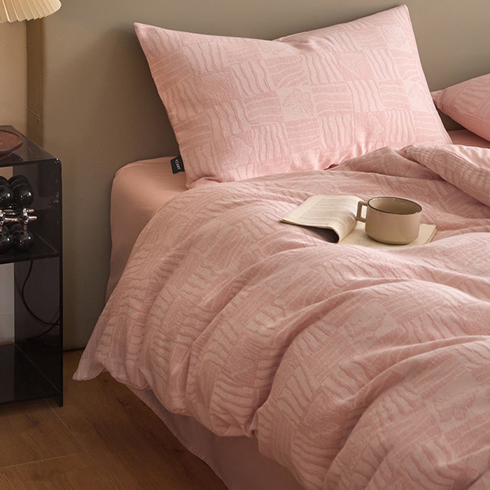 91家纺网 家纺一手货源 找家纺 乐美家纺 2025秋冬新款三层纱大提花系列四件套 梦境之翼-粉