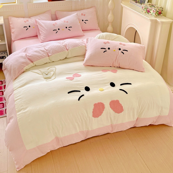 91家纺网 家纺一手货源 找家纺 富米莱（原臻工厂） 2025新款云朵棉水洗棉毛巾绣拼角工艺四件套 快乐猫咪-粉格