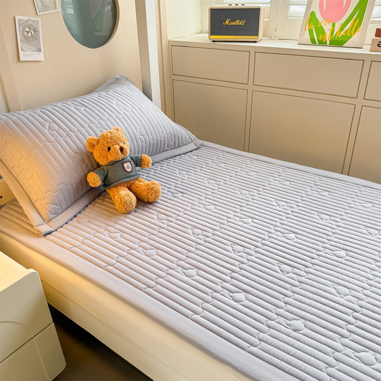 91家纺网 家纺一手货源 找家纺 雯豆家纺 2025新款学生宿舍夹棉床褥薄垫子上下铺床单人床护垫 爱心熊-床褥款暮云灰