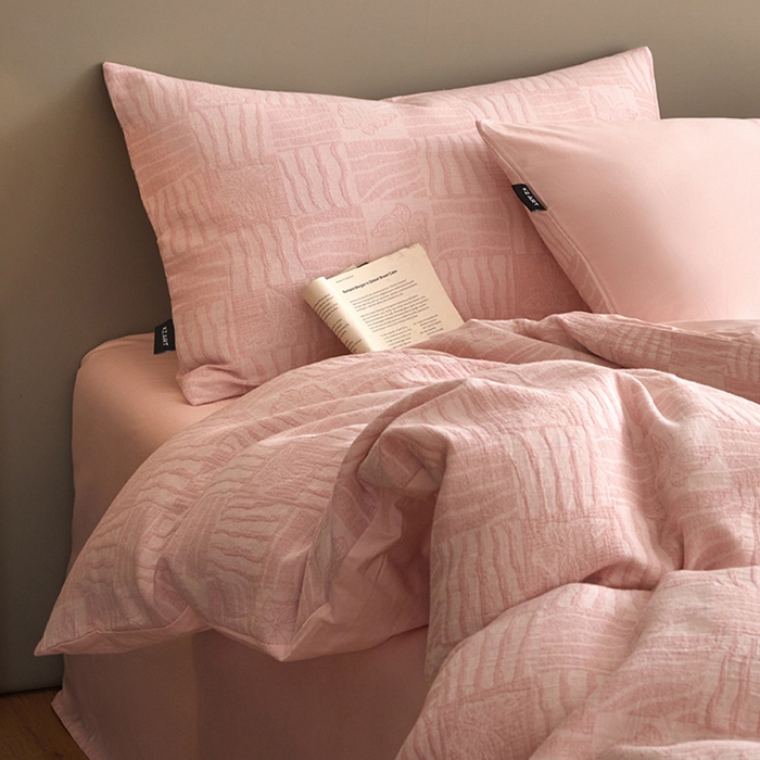 91家纺网 家纺一手货源 找家纺 乐美家纺 2025秋冬新款三层纱大提花系列四件套 梦境之翼-粉