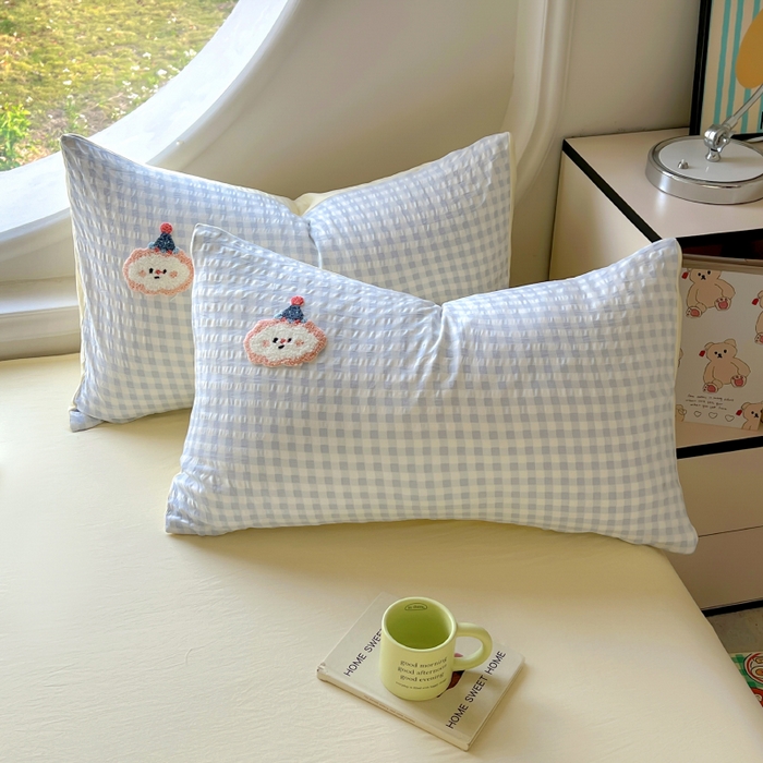 91家纺网 家纺一手货源 找家纺 百寐 2025新款亲肤柔软水洗棉卡通可爱学生季宿舍床三四件套非全棉毛巾绣 蓝格云朵