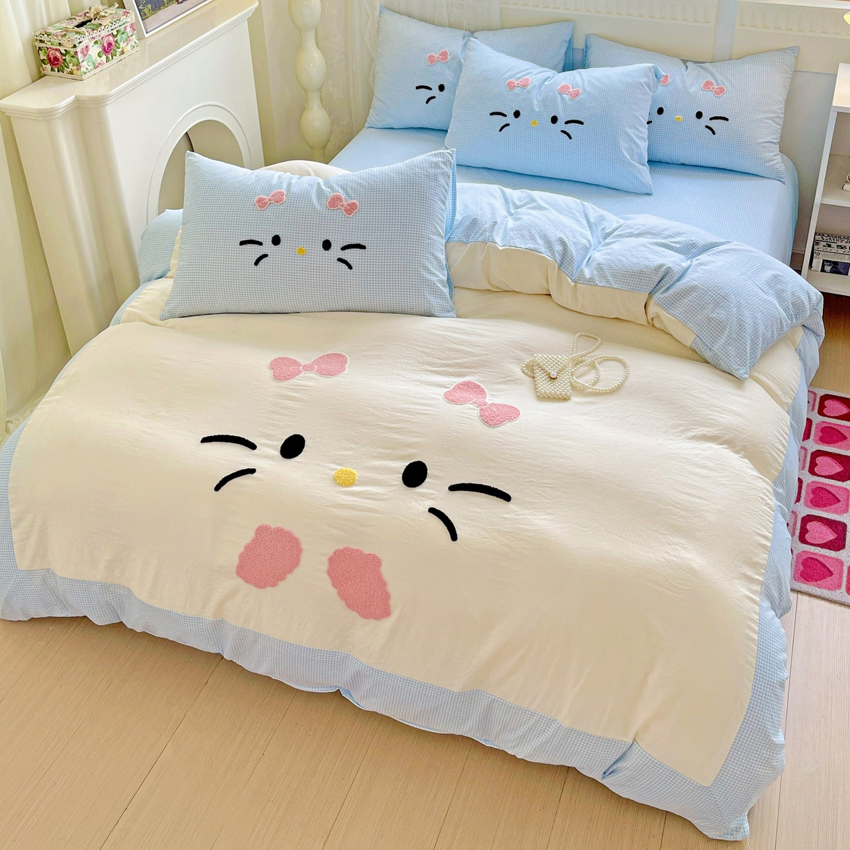 91家纺网 家纺一手货源 找家纺 富米莱（原臻工厂） 2025新款云朵棉水洗棉毛巾绣拼角工艺四件套 快乐猫咪-蓝格