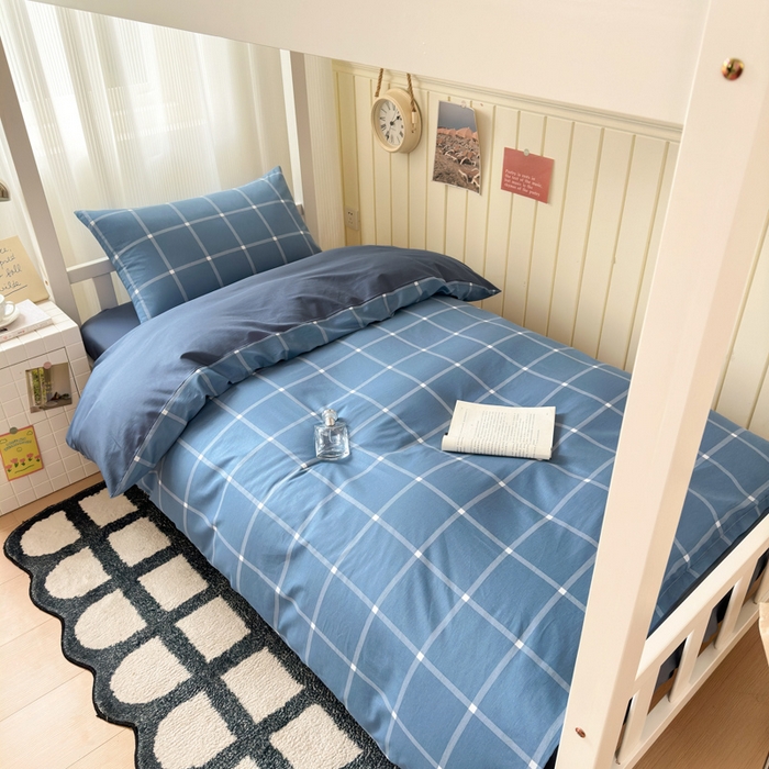 91家纺网 家纺一手货源 找家纺 曼之夏 2025新款全棉拼色纯色宿舍学生三件套 蓝格