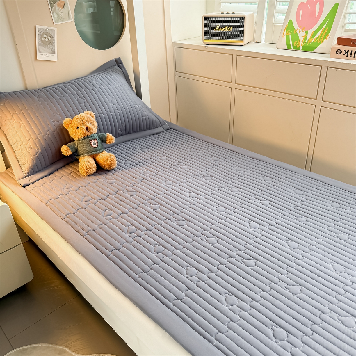 91家纺网 家纺一手货源 找家纺 雯豆家纺 2025新款学生宿舍夹棉床褥薄垫子上下铺床单人床护垫 爱心熊-床褥款深空灰