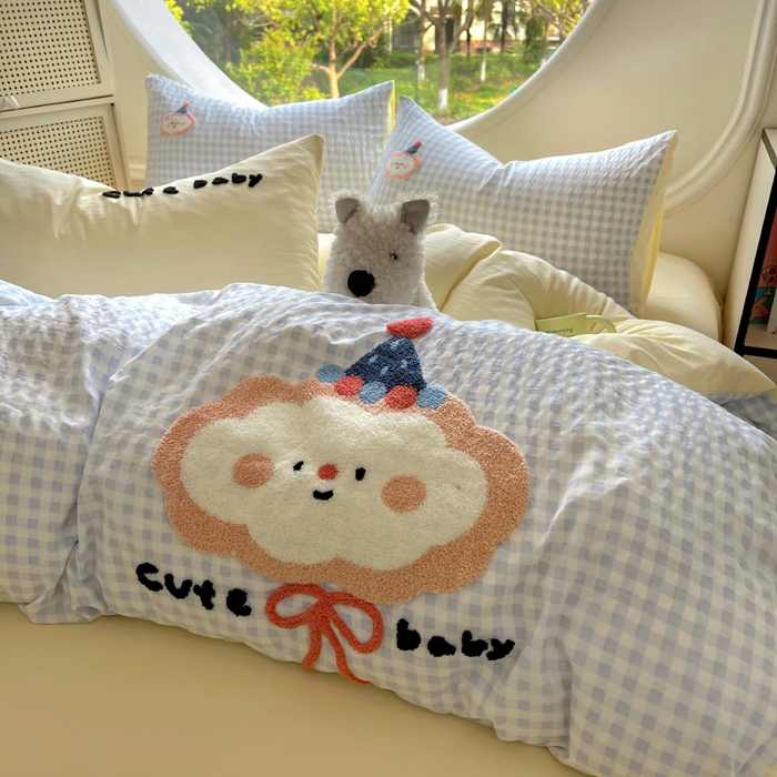 91家纺网 家纺一手货源 找家纺 百寐 2025新款亲肤柔软水洗棉卡通可爱学生季宿舍床三四件套非全棉毛巾绣 蓝格云朵