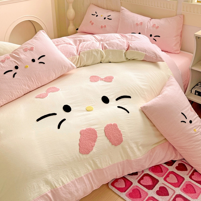 91家纺网 家纺一手货源 找家纺 富米莱（原臻工厂） 2025新款云朵棉水洗棉毛巾绣拼角工艺四件套 快乐猫咪-粉格