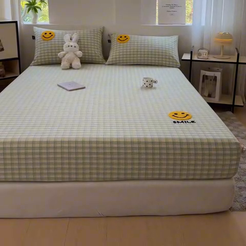 91家纺网 家纺一手货源 找家纺 乐美家纺 2025秋冬新款全棉色织水洗棉床笠三件套系列 微笑