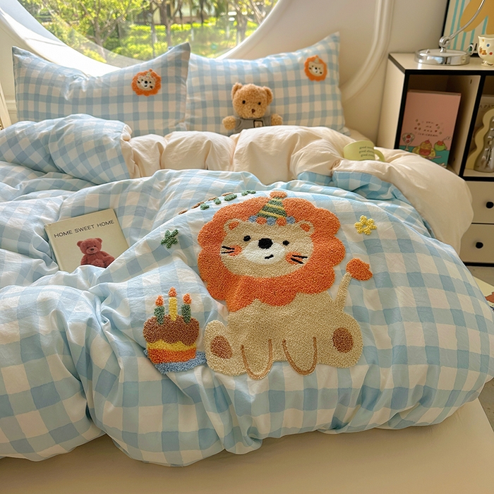 91家纺网 家纺一手货源 找家纺 百寐 2025新款亲肤柔软水洗棉卡通可爱学生季宿舍床三四件套非全棉毛巾绣 蓝格狮子