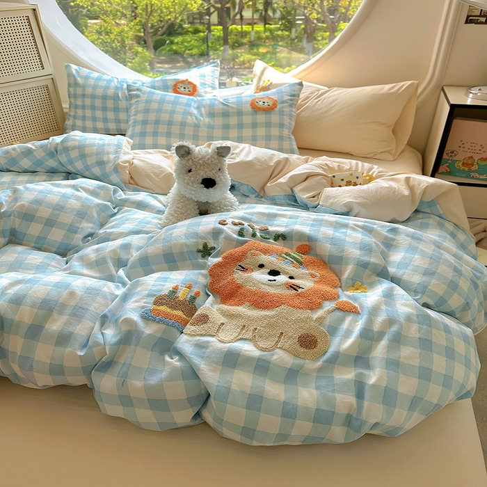 91家纺网 家纺一手货源 找家纺 百寐 2025新款亲肤柔软水洗棉卡通可爱学生季宿舍床三四件套非全棉毛巾绣 蓝格狮子