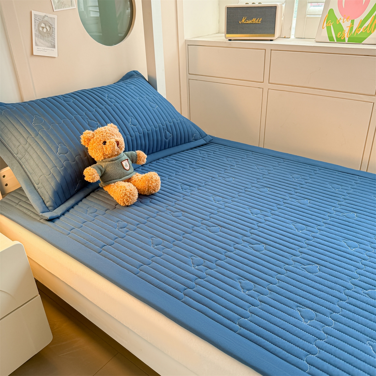 91家纺网 家纺一手货源 找家纺 雯豆家纺 2025新款学生宿舍夹棉床褥薄垫子上下铺床单人床护垫 爱心熊-床褥款黛蓝