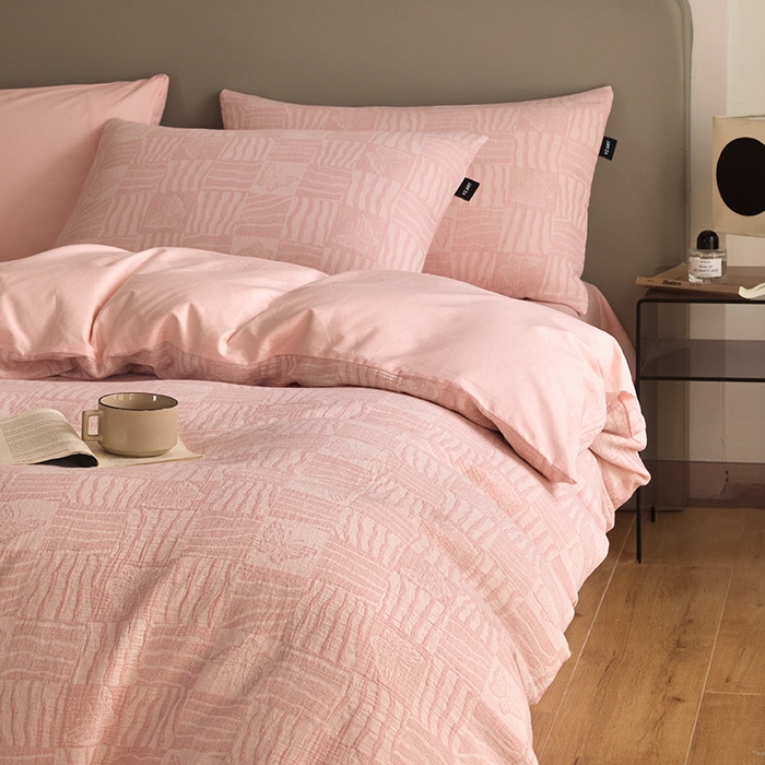 91家纺网 家纺一手货源 找家纺 乐美家纺 2025秋冬新款三层纱大提花系列四件套 梦境之翼-粉