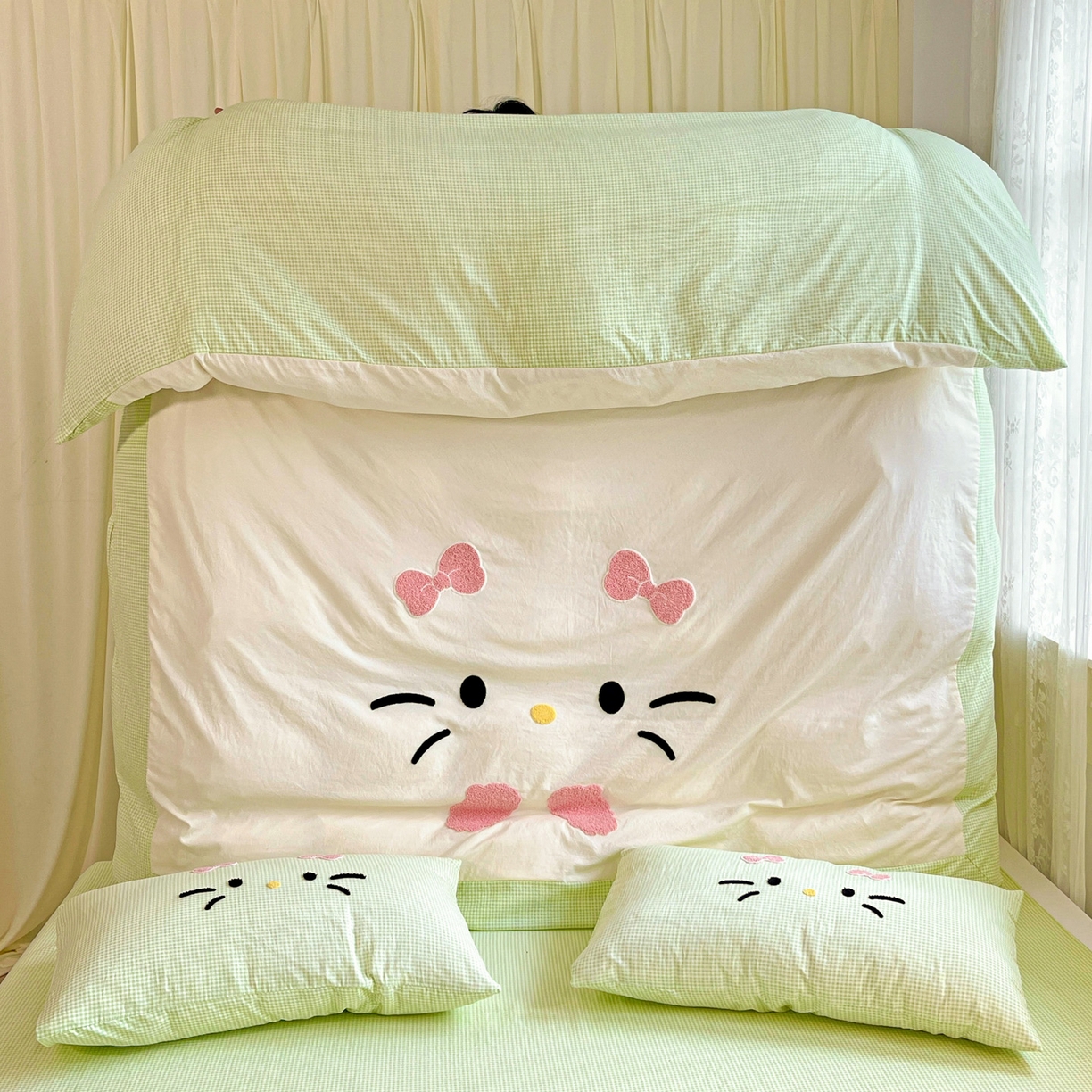 91家纺网 家纺一手货源 找家纺 富米莱（原臻工厂） 2025新款云朵棉水洗棉毛巾绣拼角工艺四件套 快乐猫咪-绿格