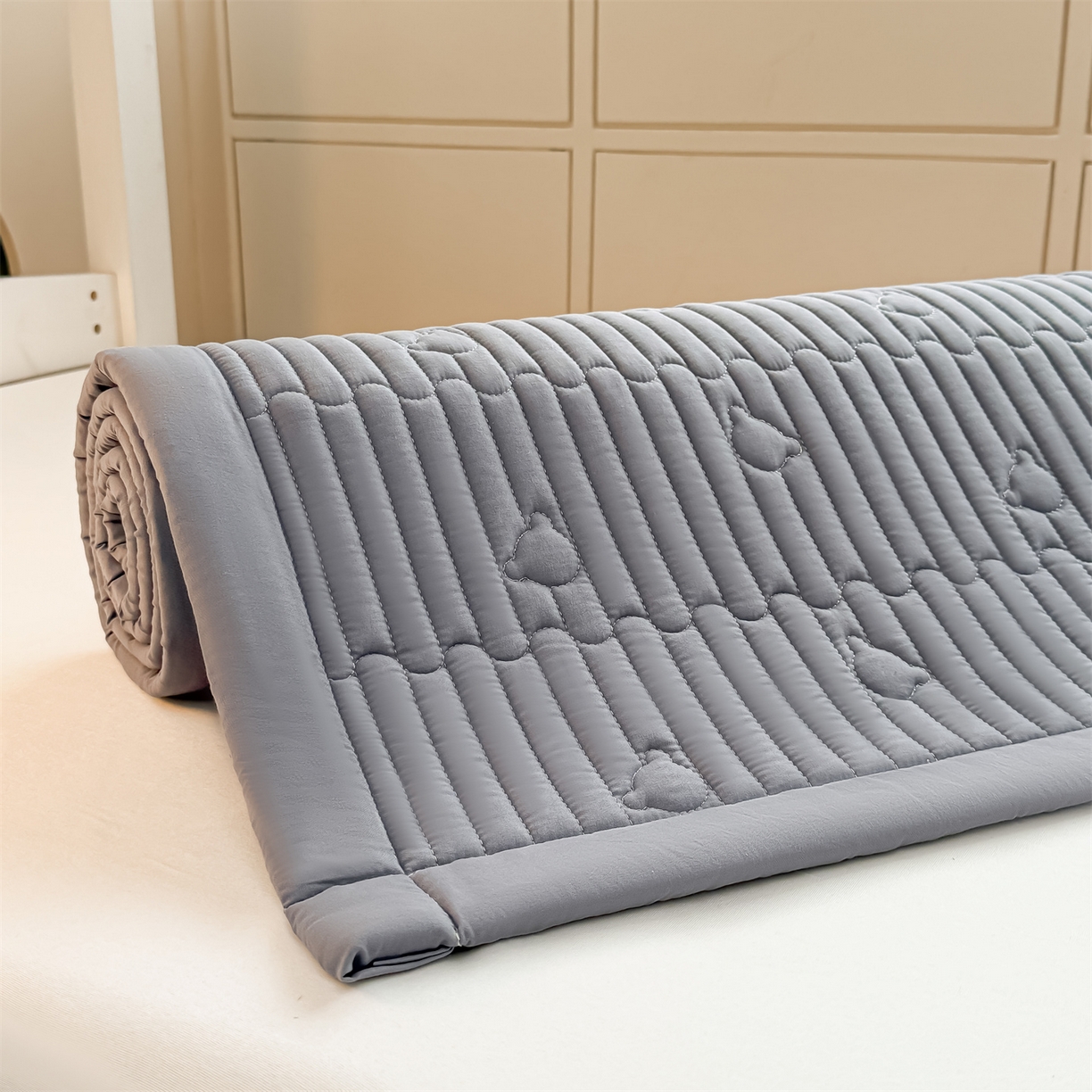 91家纺网 家纺一手货源 找家纺 雯豆家纺 2025新款学生宿舍夹棉床褥薄垫子上下铺床单人床护垫 爱心熊-床褥款深空灰