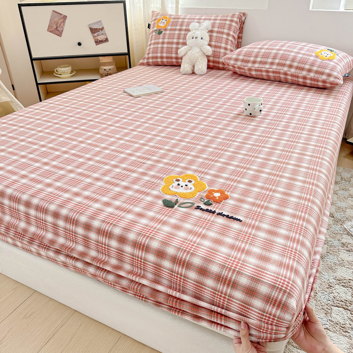 91家纺网 家纺一手货源 找家纺 乐美家纺 2025秋冬新款全棉色织水洗棉床笠三件套系列 兔兔花