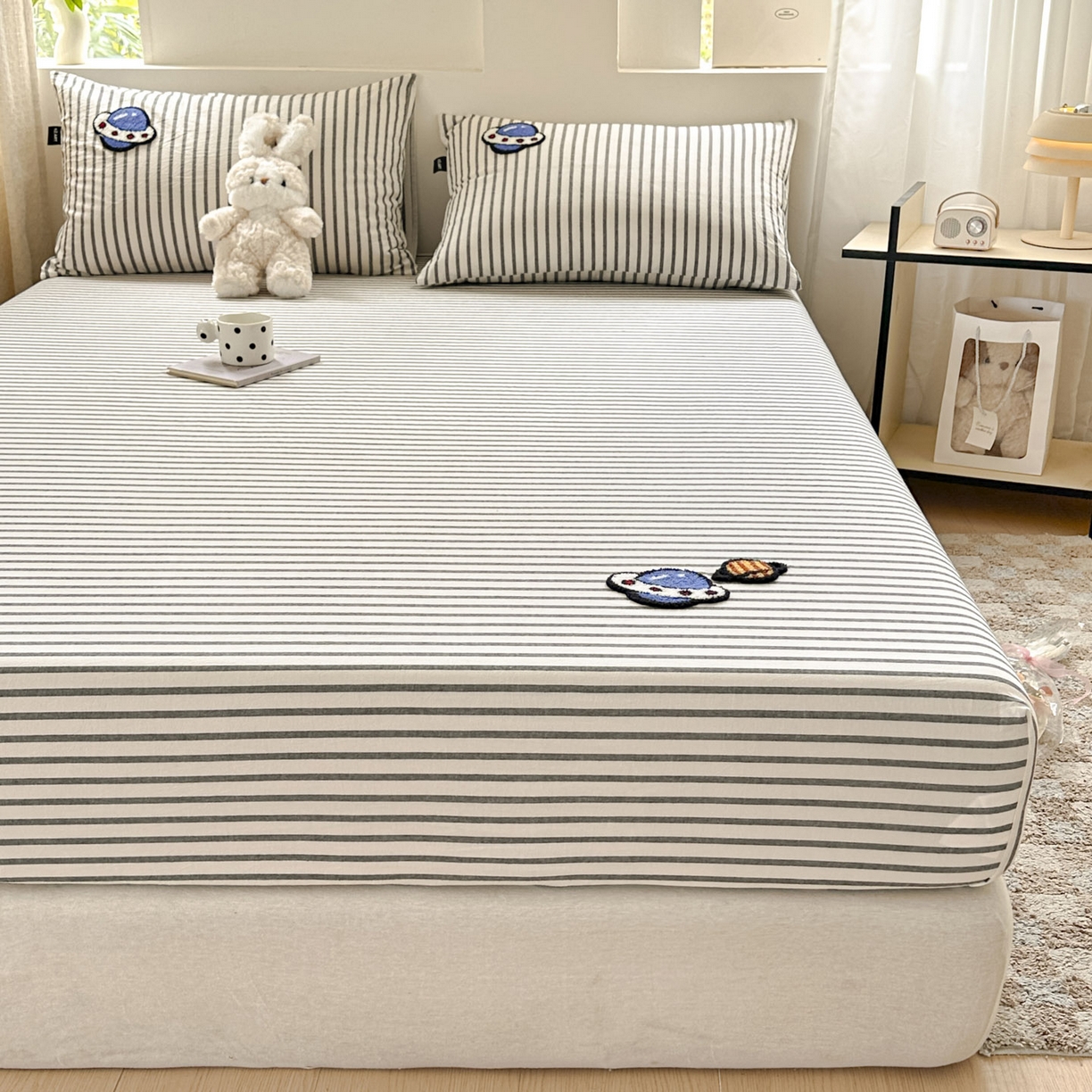 91家纺网 家纺一手货源 找家纺 乐美家纺 2025秋冬新款全棉色织水洗棉床笠三件套系列 宇宙星球